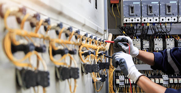 Professional Electrician technician working in Highland Lakes, AL